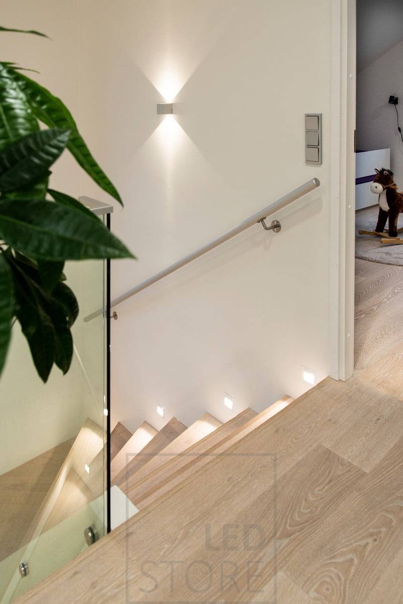 Eclairage de l'escalier, avec une lampe de marche toutes les deux marches et un éclairage bidirectionnel sur le mur.